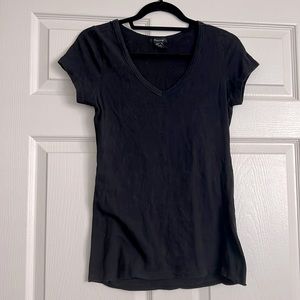 Timing basic black v-neck tshirt